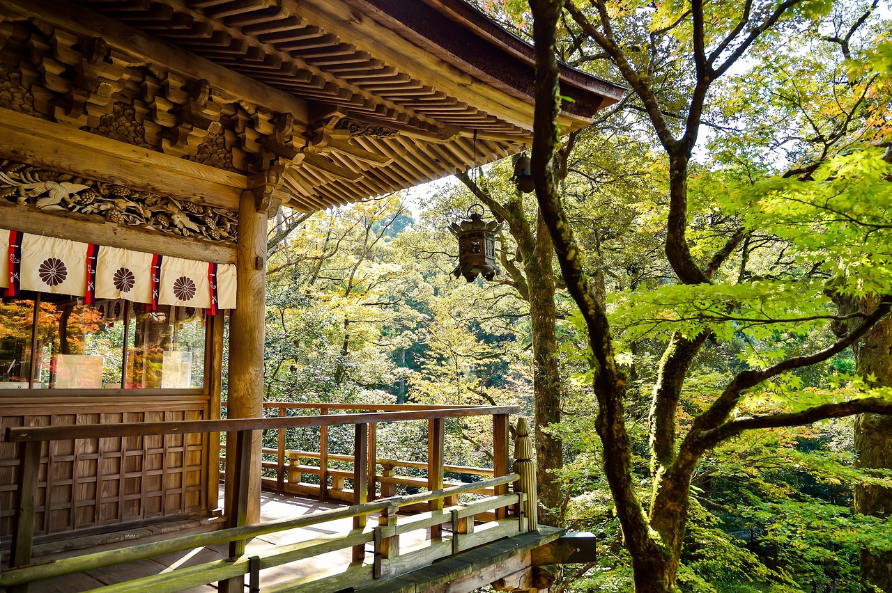 Minimalistische ruimte met wabi-sabi sauna-elementen. Minimalistische ruimte met wabi-sabi sauna-elementen.