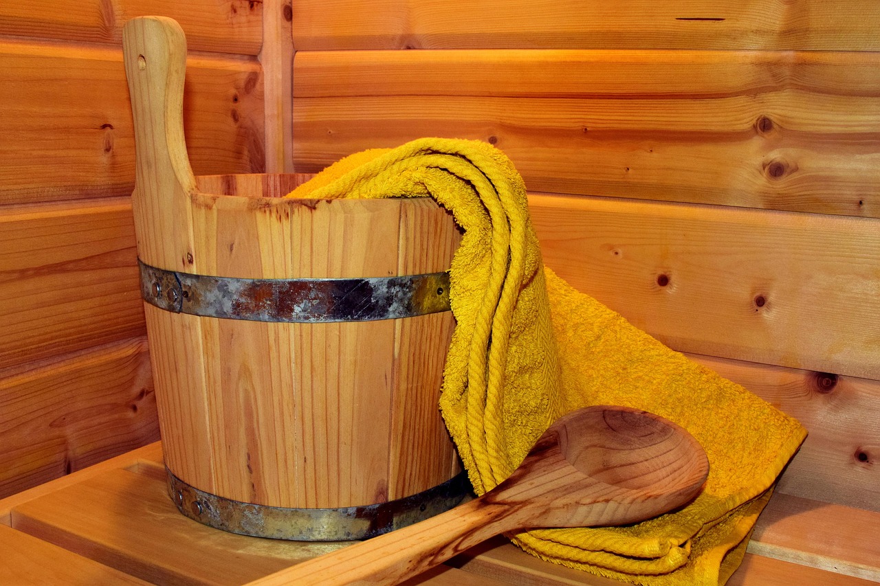 Rustieke wabi-sabi sauna met zachte verlichting. Rustieke wabi-sabi sauna met zachte verlichting.