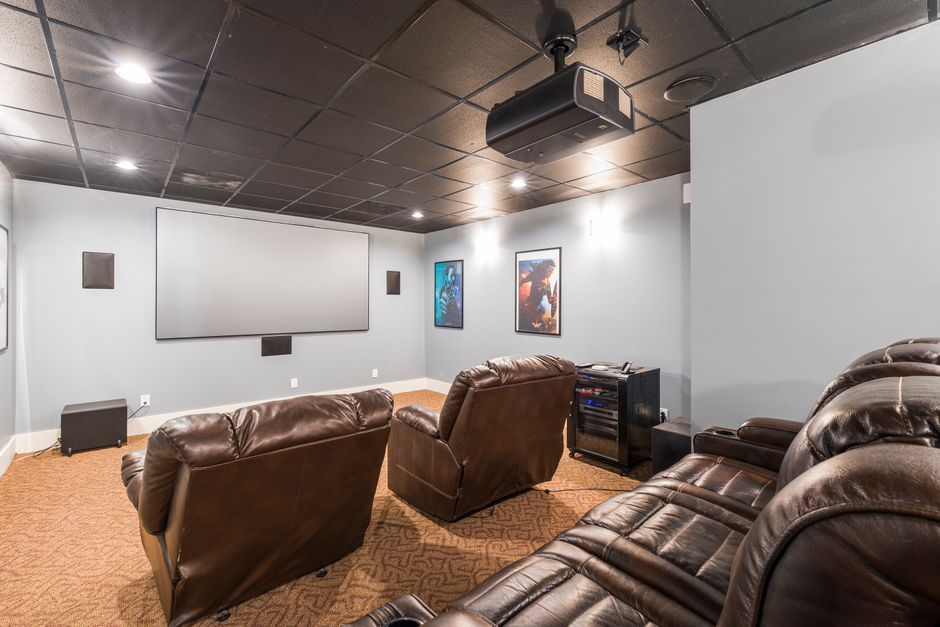 Gezellige filmavond in een moderne thuisbioscoop.